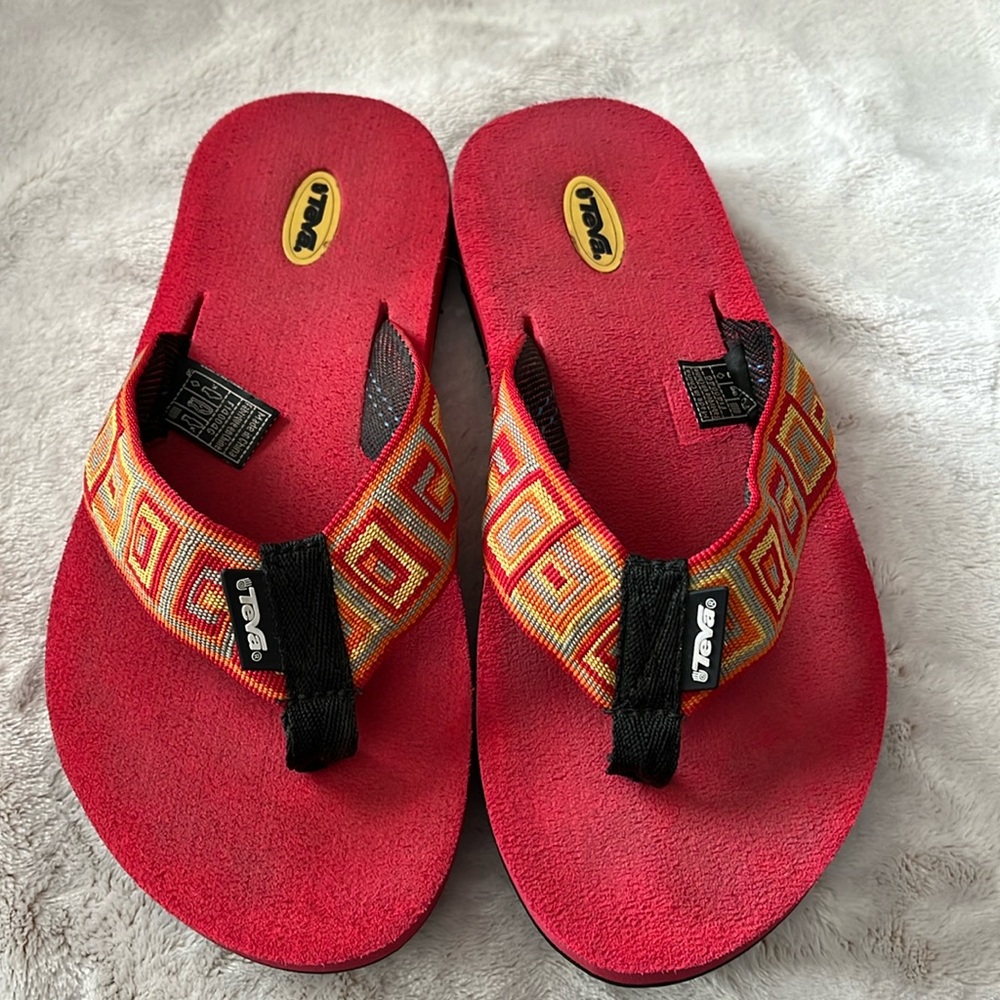 Teva flip flop sandals Sz 6 red yellow orange 1” platform sole
